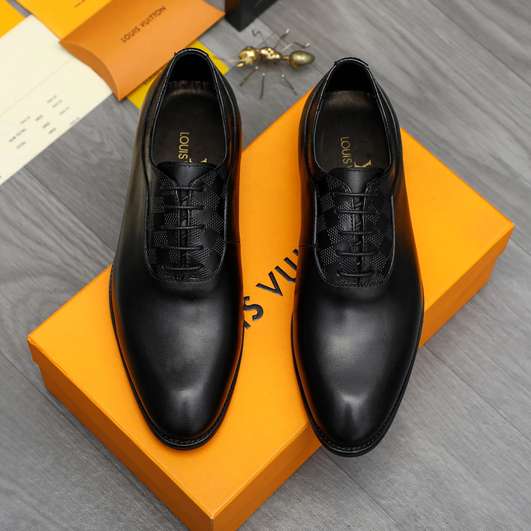 Men's shoes 💰p460 Product trademark: LV (Louis Vuitton) business lace-up leather shoes True size: 39-44 Product materials: Selected high-quality cowhide stitching classic embossed upper, cowhide lining, original rubber outsole